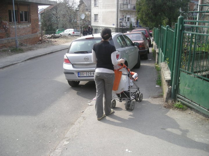 bahato parkirani automobili