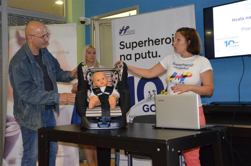 Obuka za pravilnu upotrebu dečijih autosedišta - Škola roditeljstva "Nada Lazić"